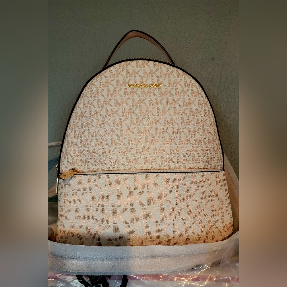 🆕️Michael Kors Med Shelia backpack PRICE FIRM